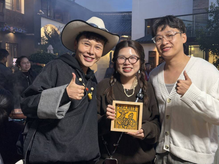 中国博主“丽江小智”给姜思倪一家送云南非遗甲马