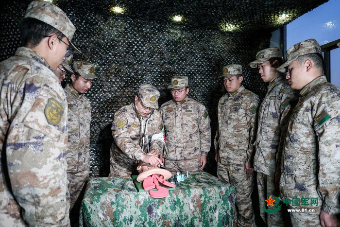 　　张洪鑫带教基层军医 刘雨辰摄