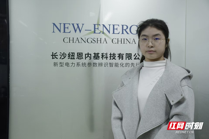 李睿恬正站在公司门前，目光坚定，充满朝气。