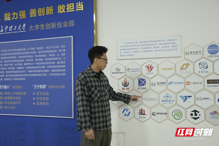 陈伟站在公司展示区，向记者详细介绍公司情况。
