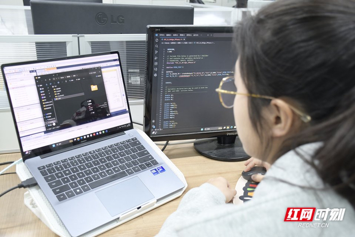 李睿恬展示自己的工作内容。