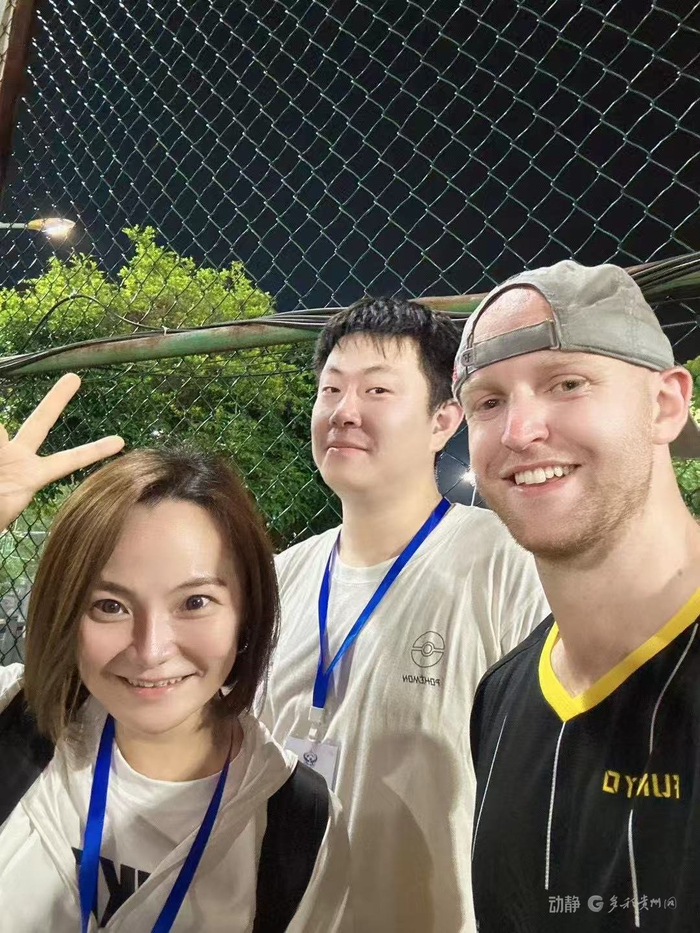 动静记者杨霄、居天奕和大卫合影