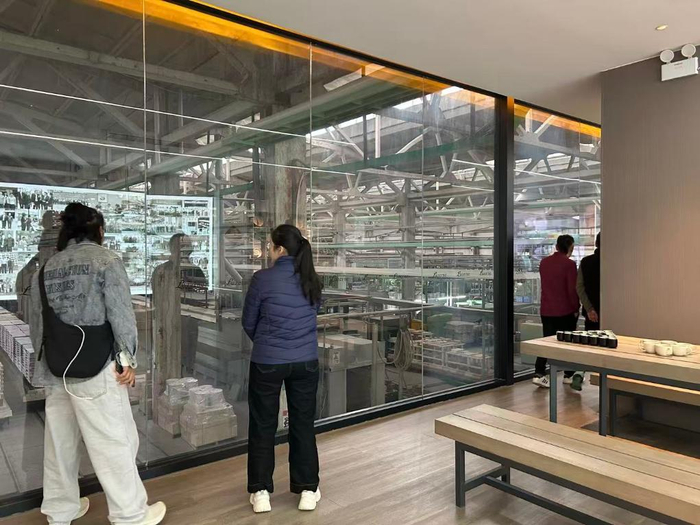 图为游客在陆升（福建）集团有限公司的工厂参观。新华社发