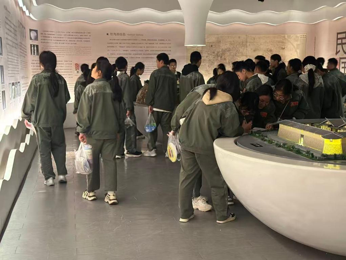 图为一批学生在福建泉州顺美集团陶瓷工厂参观。新华社记者 庞梦霞 摄