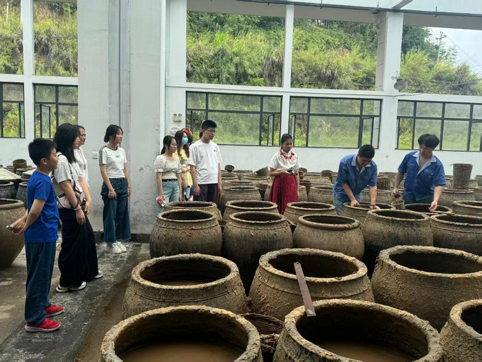 图为游客在福建民天食品工业园了解酱油制作工艺。新华社发
