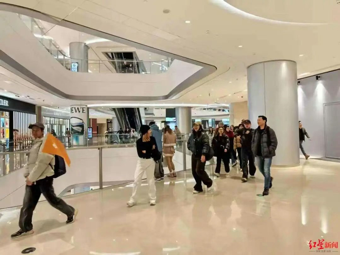 ▲在商场内，随处可见的境外旅行团