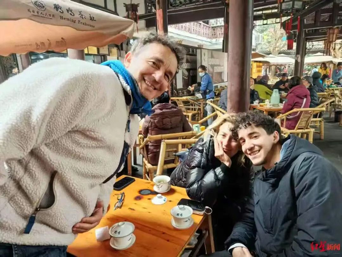 ▲来自意大利的毛罗·纳尔德利（Mauro Nardelli）一家人，在人民公园喝盖碗茶