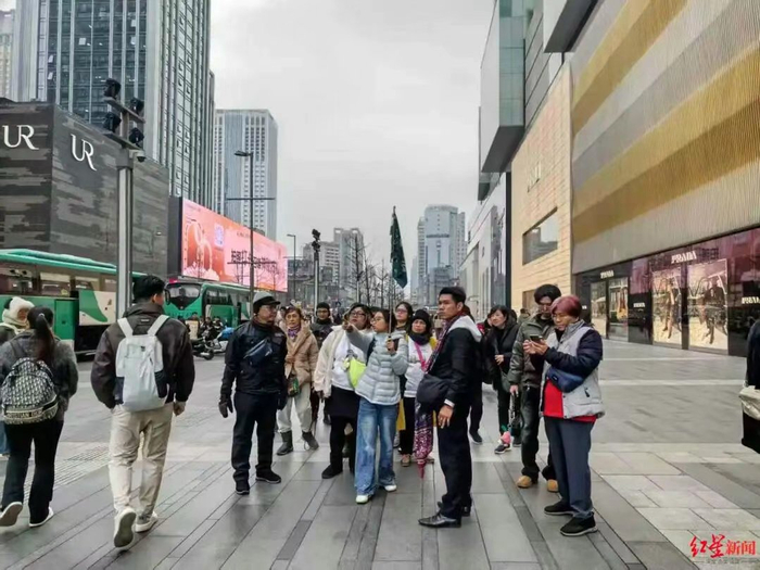 ▲导游维达正在带泰国游客逛春熙路商圈
