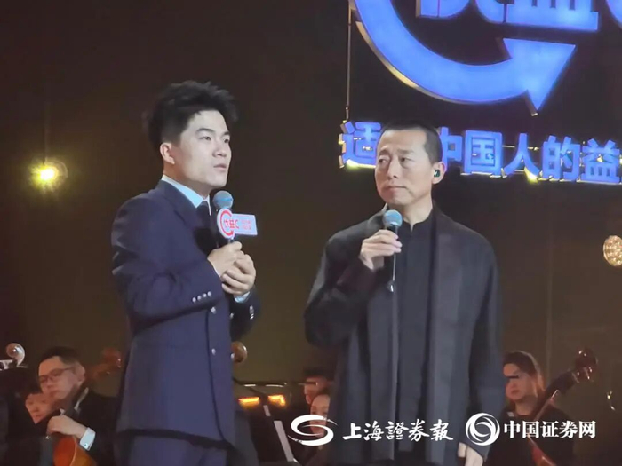  董宇辉和贺国丰互动 上证报记者 刘暄摄 