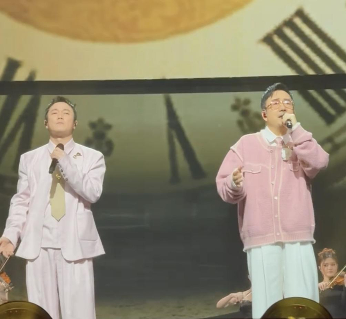 “筷子兄弟”在跨年晚会舞台