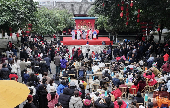 游客在阆中古城优学园听戏品茶。