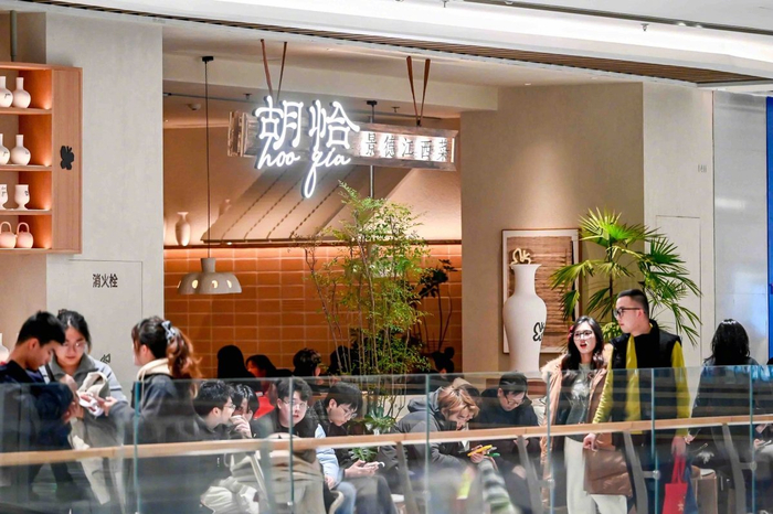 宁波万象城餐饮店需排队等位。