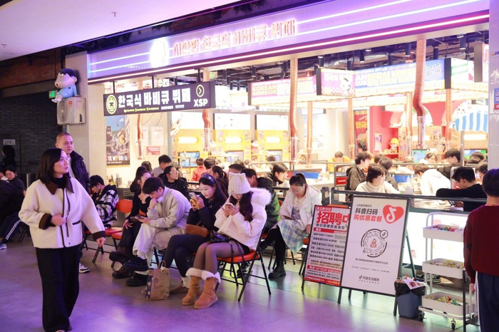鄞州万达广场餐饮店前排长队。