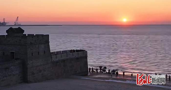 市民和游客在秦皇岛老龙头等待日出。（来源/网络）