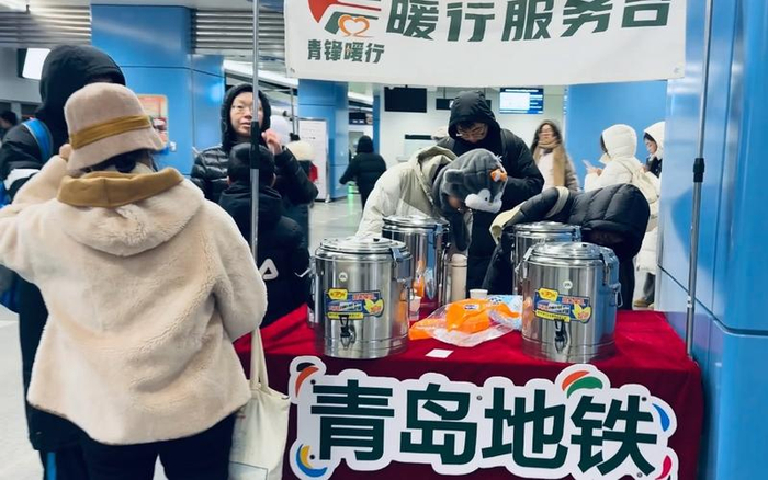 ▲地铁站化身“城市迎新年客厅”，为乘客提供休憩之地。图/青岛地铁