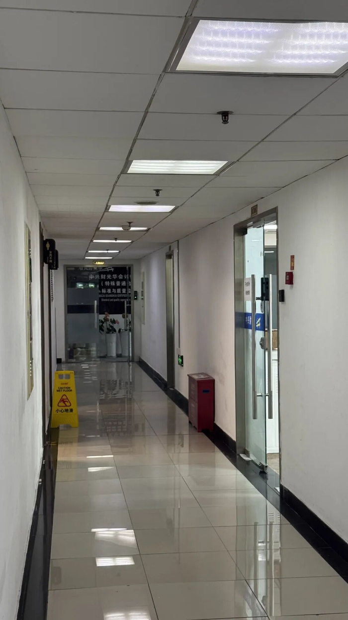 办公区内多数独立办公室房门处于关闭状态 每经记者 可杨 摄