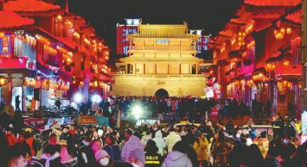 府前南街、好南关，花灯璀璨，人头攒动，市民漫步古城街区，翘首以盼跨年时刻。（记者霍红军　摄）