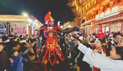好南关国风机甲巡游，引得游客争相围观拍照。 （记者霍红军　摄）