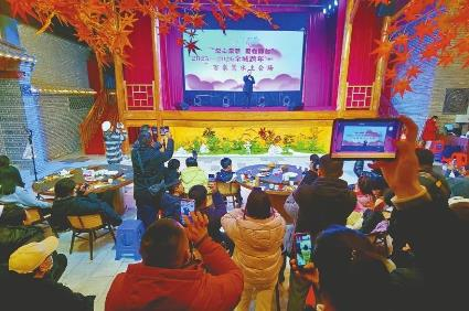 百泉鸳水跨年夜现场，网红歌手刘皮特倾情献唱。 （记者　黄涛　摄）