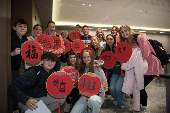 　　2025年12月31日，美国艾奥瓦州青少年“友谊传承”研学团成员展示书法作品。新华社发（刘尊拴 摄）