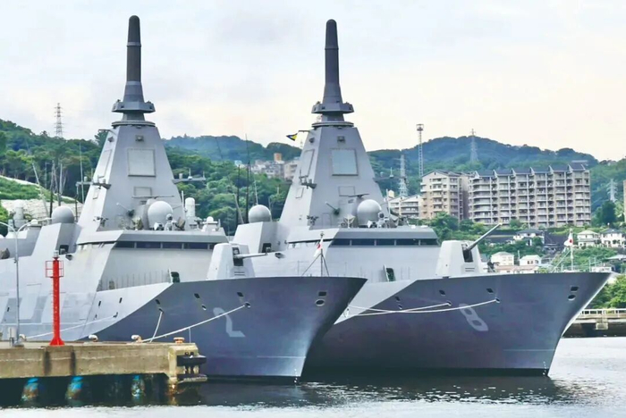 资料图：日本“最上”级护卫舰“熊野”号（左）和“涌别”号（来源：中国国防报） 