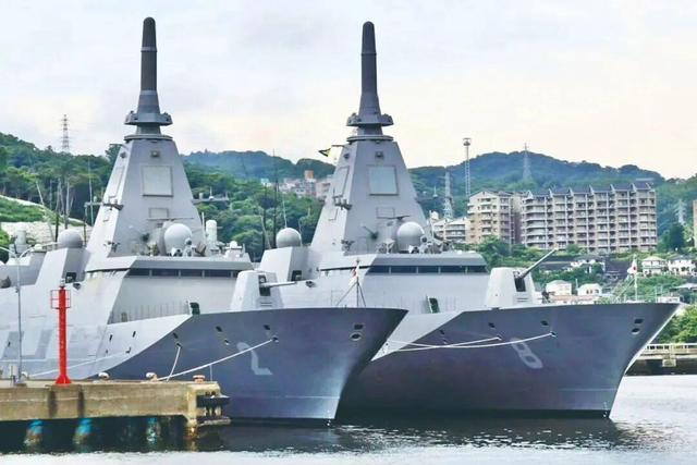 资料图：日本“最上”级护卫舰“熊野”号（左）和“涌别”号（来源：中国国防报）