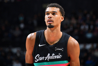 刺记：文班未随队将缺战步行者 韧带无损伤但短期内将缺席比赛！