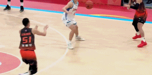 又毕业了！陶汉林顺下撞翻防守被吹进攻犯规 个人五犯