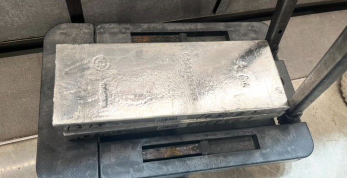 　　用板车拉放的15公斤足银板料杨子晏摄