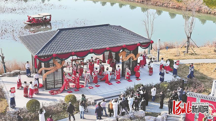 1月1日，邢台市鸳鸯泉畔，8对新人参加集体婚礼。 河北日报记者 赵永辉摄