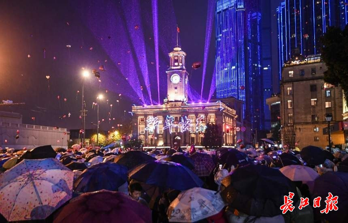 2026年1月1日凌晨，当武汉江汉关零点的钟声敲响，众多市民和游客在欢呼声中迎接新一年的到来。长江日报记者史伟 摄