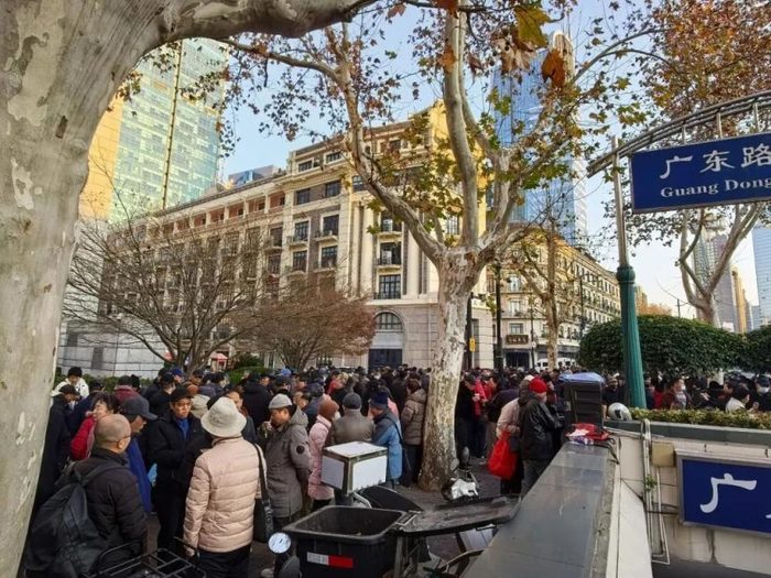 上海街头“股市沙龙”。林倩 摄