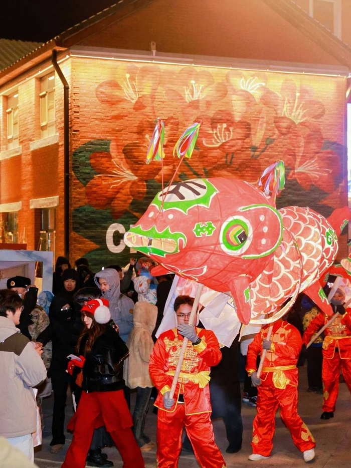 2025年12月31日，跨年夜，安徽非遗“瞻淇鱼灯”表演队在春京西街头进行巡游。侯景山 摄