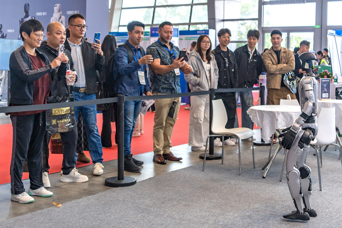 　　具身智能机器人吸引众多参观者