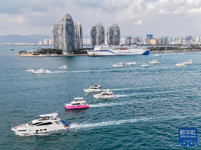 ↑ 1月1日在海南三亚凤凰岛海域拍摄的出海游艇（无人机照片）。新华社发（叶龙斌摄）