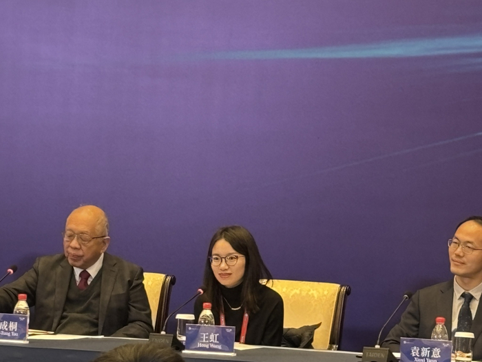 ICCM2025数学奖金奖得主、纽约大学柯朗数学科学研究所教授、法国高等科学研究所终身教授王虹