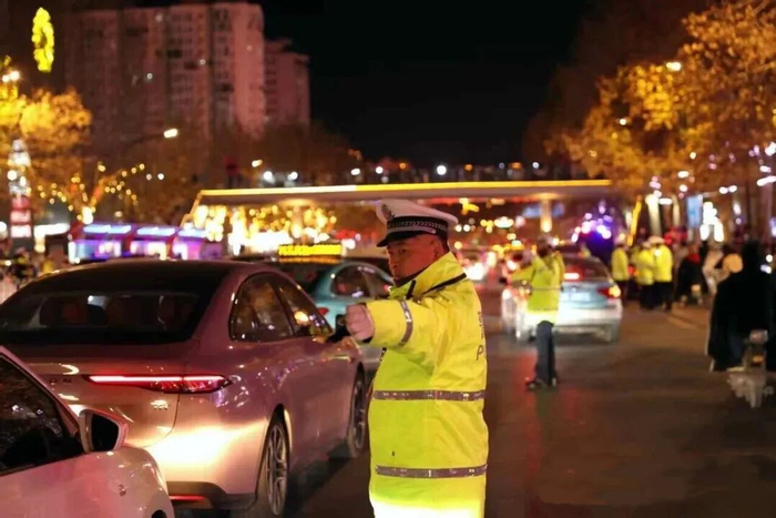 交警部门全员在岗，坚守一线保畅通。受访单位供图