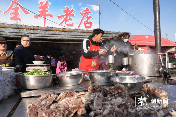 挂“张贺羊肉汤”招牌的老店一早就开始忙活起来。 记者 周旭辉 摄