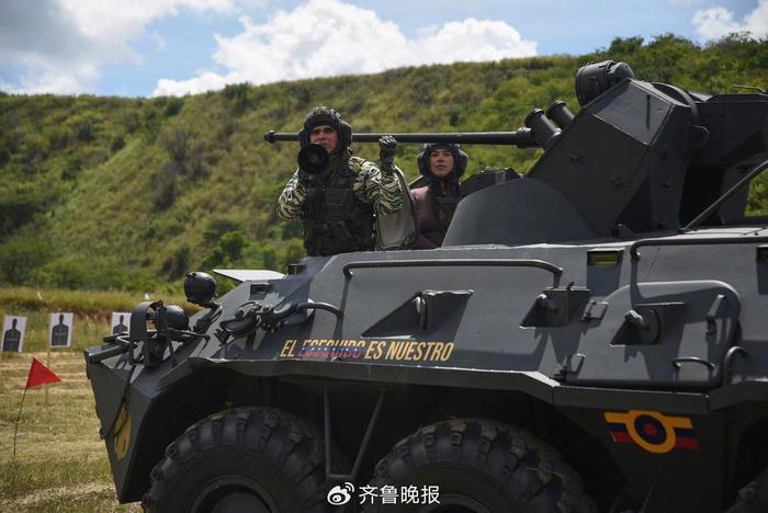 2025年9月13日，委内瑞拉国防部长洛佩斯（左）在蒂乌纳堡陆军基地视察民兵训练。新华社