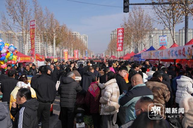 上午九点左右，曹洼大集已经挤满了前来赶集的游客。记者 周旭辉 摄