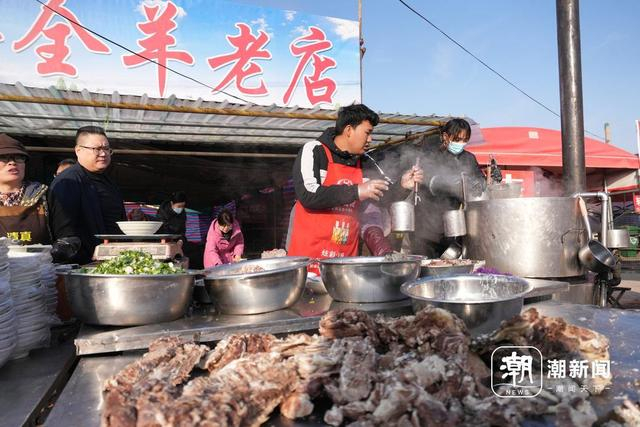 挂“张贺羊肉汤”招牌的老店一早就开始忙活起来。 记者 周旭辉 摄