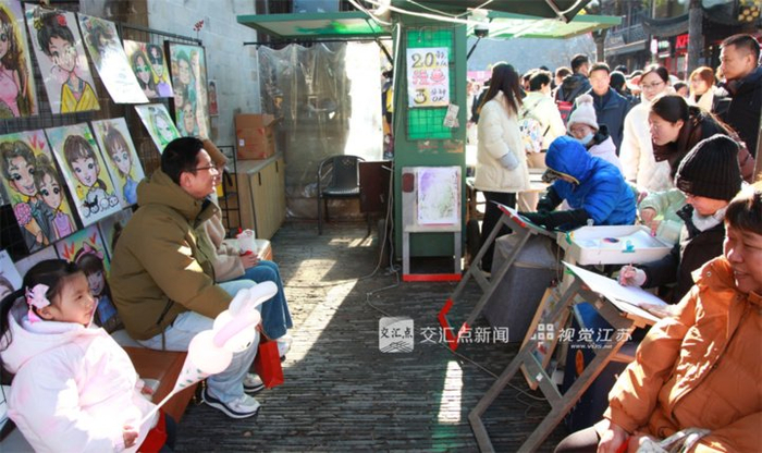 1月2日，南京阳光明媚，不少游客在老门东景区品尝美食、参观游览，乐享美好假日。刘建华摄 视觉江苏网供图
