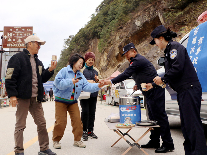马德飞为过往旅客送去姜汤。