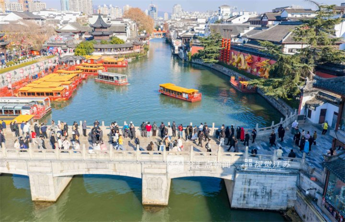 1月2日，南京夫子庙景区迎来众多游客。景区文旅融合项目吸引大量游客体验观光，假日经济持续释放活力。史俊摄 视觉江苏网供图