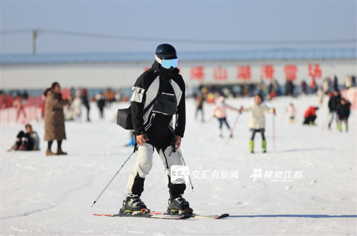 1月2日，滑雪爱好者在连云港市赣榆区塔山镇一家滑雪场滑雪。司伟 柏凯楠 摄 视觉江苏网供图