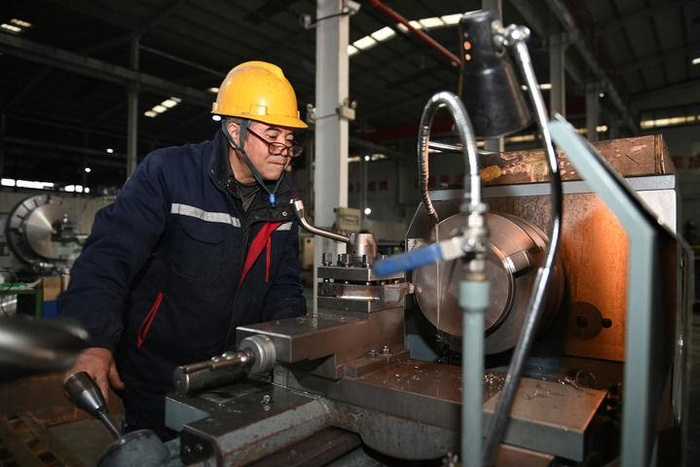 2025年1月7日，在宝鸡市永盛泰钛业有限公司机加车间，工人操作车床加工高速压缩机叶轮钛合金锻件。新华社记者 李一博 摄