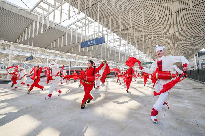 2025年12月26日，民间艺人在延安站打起腰鼓，迎接从西安开抵延安的首趟高铁列车。新华社发（刘翔摄）