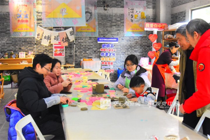1月2日，市民游客来到苏州御窑金砖博物馆参观，体验金砖制作古老工艺和艺术魅力，乐享元旦假日。吴萍摄 视觉江苏网供图