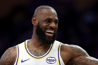 解说：詹姆斯一次一次打进关键球 虽老但也只是比不上当年的自己