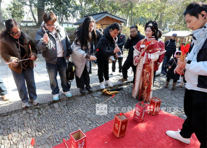 1月2日，苏州虎丘山景区开展传统特色活动，游客在游园中体验传统游戏的乐趣，欢度新年。杭兴微摄 视觉江苏网供图
